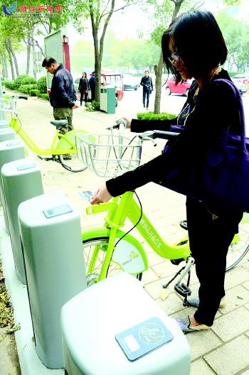 市民在站點(diǎn)刷卡取車。記者 殷夢