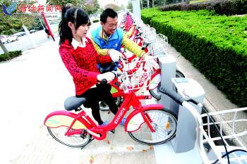 工作人員指導(dǎo)市民取車。記者 張馳