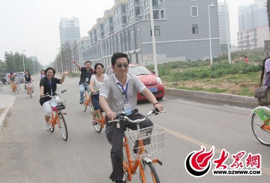 記者們騎上公共自行車，感受到城市公共自行車的便捷和樂(lè)趣。 記者 郭豪 攝。