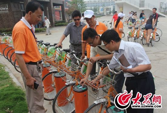 采訪團(tuán)記者做好準(zhǔn)備體驗(yàn)公共自行車。 記者 郭豪 攝。
