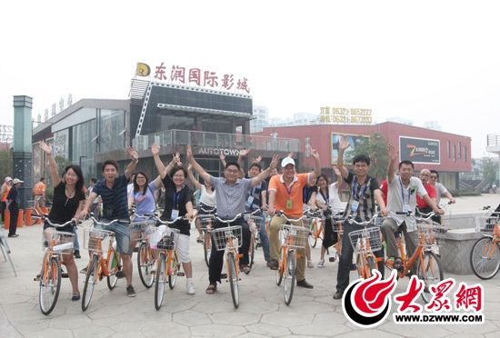 采訪團(tuán)記者做好準(zhǔn)備體驗(yàn)公共自行車。 記者 郭豪 攝。